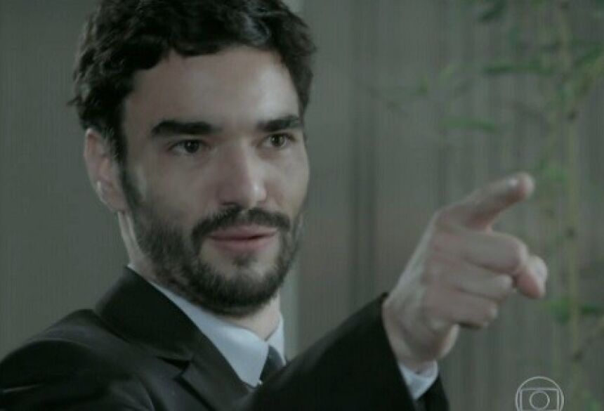 José Pedro (Caio Blat) discute com José Alfredo (Alexandre Nero) em cena de Império, novela da Globo