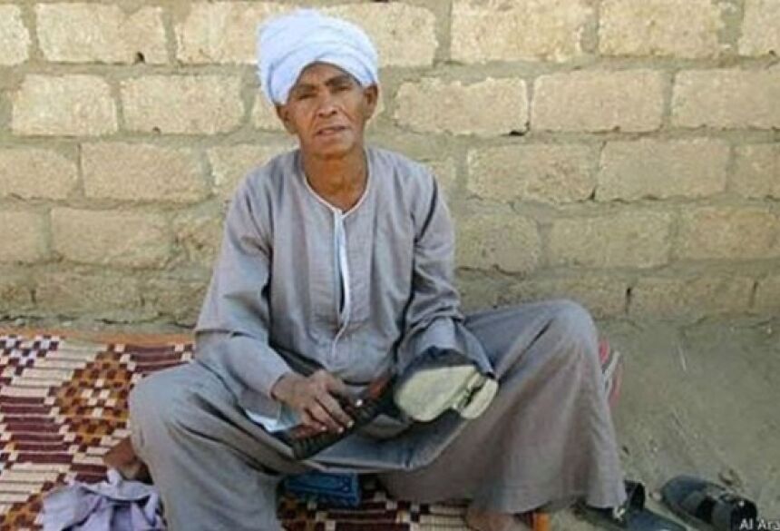 Sisa raspou a cabeça, começou a usar roupas largas e um turbante para poder trabalhar (Foto: Al Arabiya/BBC)