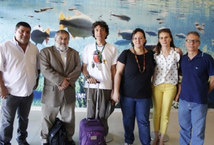 Harold Goodwin (2º da esquerda para direita) foi recebido pela equipe de turismo de Bonito-MS
