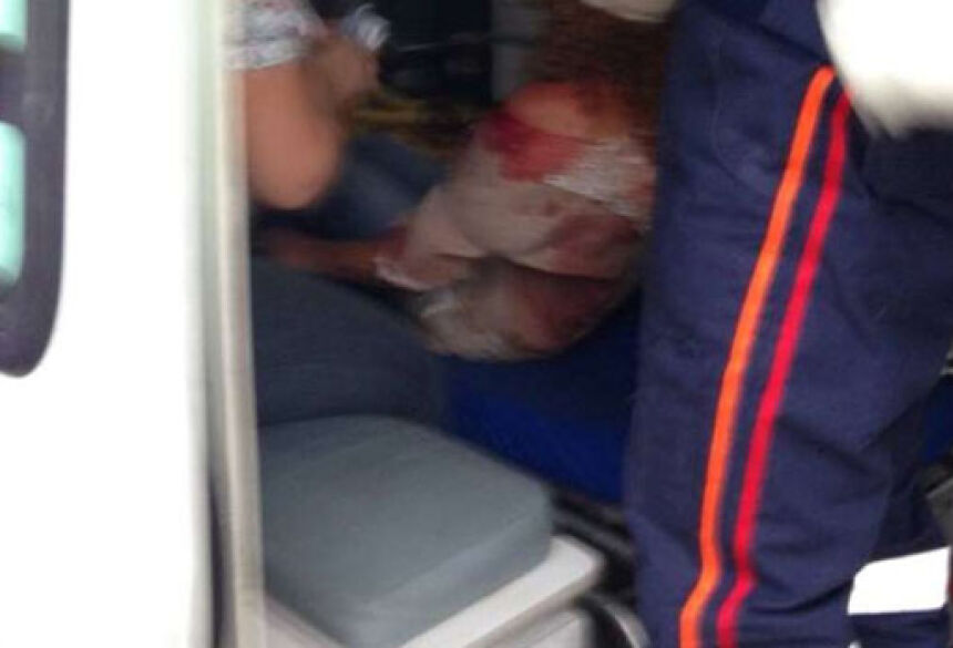 Carla Valéria estava com muito sangue na roupa quando foi resgatada pelo Samu (Foto: Facebook / Reprodução)
