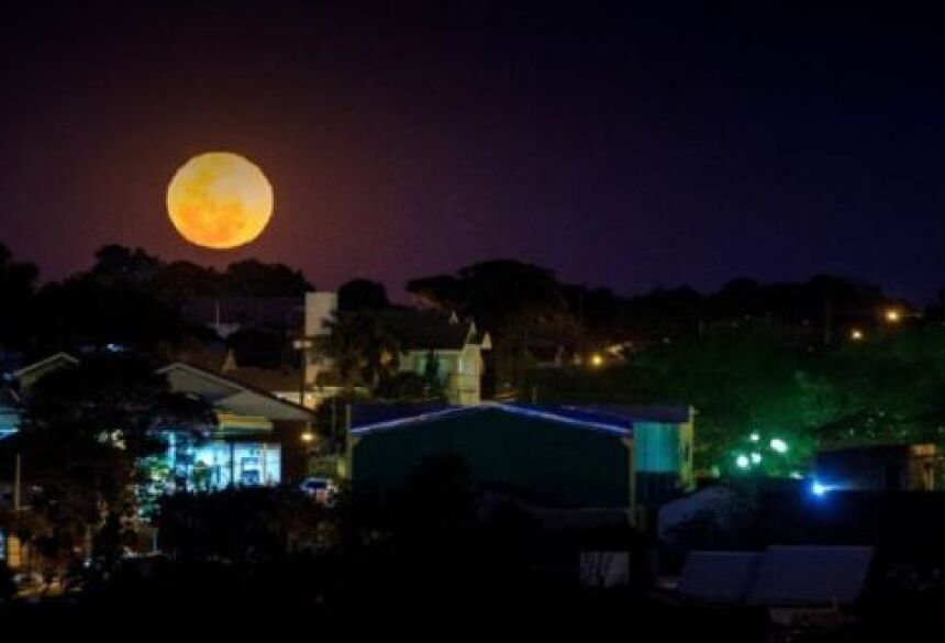 Lua cheia vista em Glória de Dourados, no Mato Grosso do Sul. Esta é a segunda vez que a lua aparece cheia no mês e, por isso, é chamada de \"lua azul\". (Foto: Rafael Henrique/Eleven/Estadão Conteúdo)
