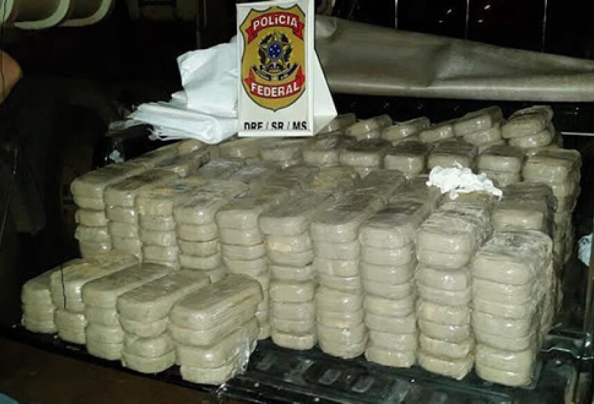 Droga estava escondida em local adrede preparado para transporte de drogas no fundo do caminhão. (Foto: Divulgação)
