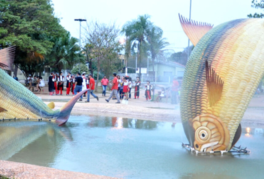 Monumento das Pirapitangas na Praça da Liberdade (FOTO: ROGÉRIO SANCHES - BONITO INFORMA)