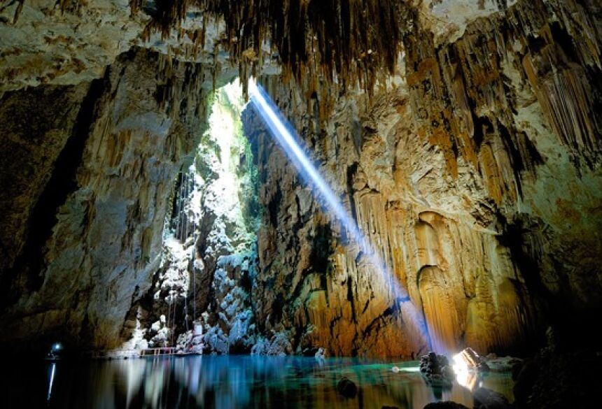 Aumento na incidência de luz mostra ainda mais as belezas da caverna.