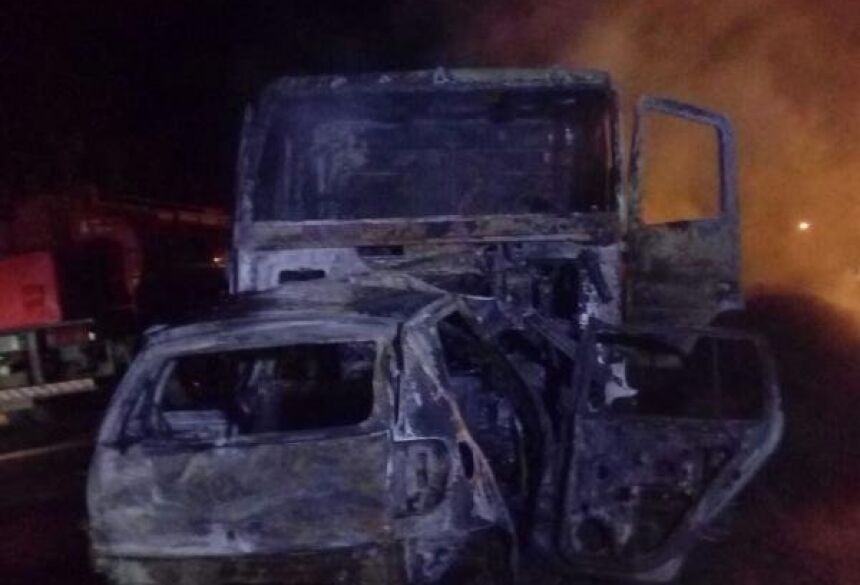 Veículos foram destruídos pelo fogo (Foto: Direto das Ruas)