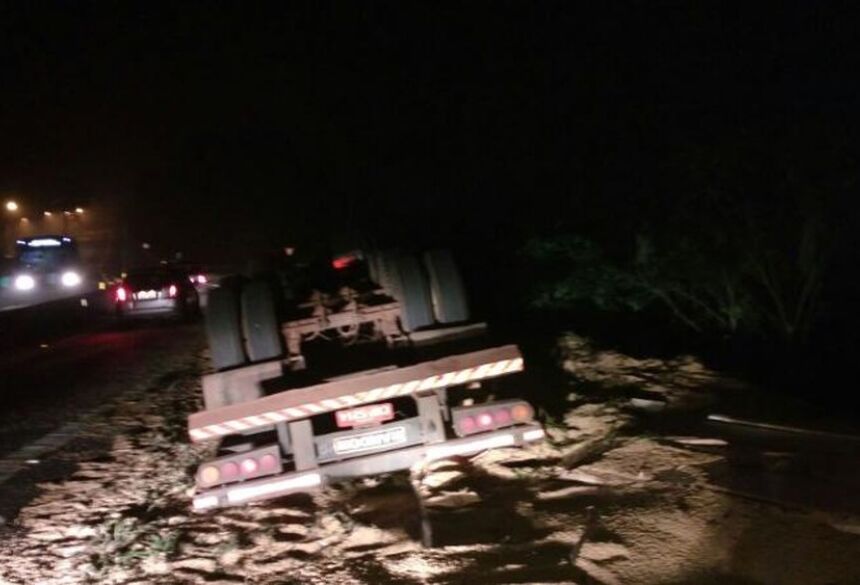 Caminhão tombou no km 49 da rodovia Raposo Tavares em São Roque (Foto: Polícia Rodoviária/Divulgação )