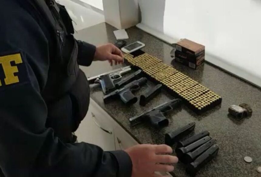 Armas e munições de calibre restrito apreendidos na ação integrada entre MS e PR (Foto: PRF/Divulgação)