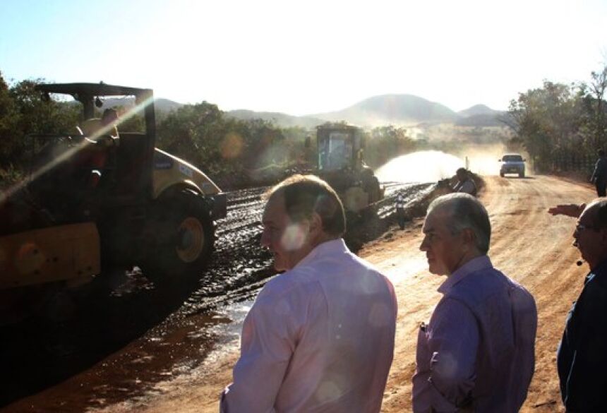 Governador visitou obra de implantação de asfalto na MS-382, que liga a cidade até a Gruta do Lago Azul.
