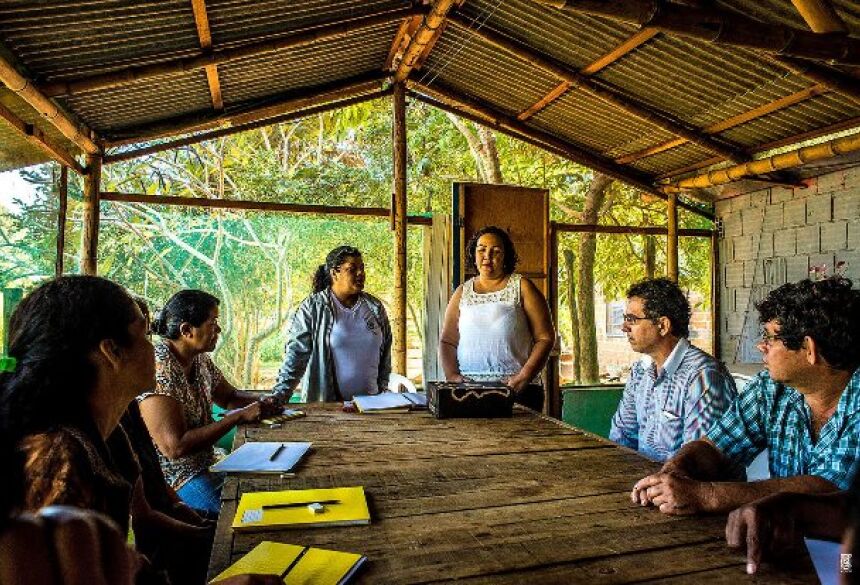 A alfabetizadora Janete Correa e a presidente do Ipedi, Denise Silva: projeto respeita as peculiaridades dos pescadores, para otimizar o aprendizado.