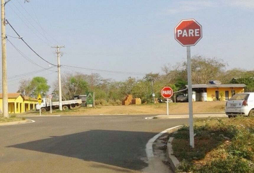 DEMTRAT instala placas de trânsito em ruas e cruzamentos no distrito Águas do Miranda em Bonito