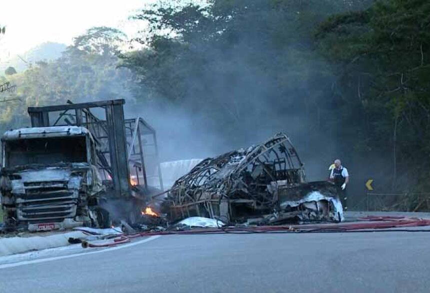 Tragédia na BR-101, em Mimoso do Sul, mata membros de grupo de dança (Foto: Reprodução/ TV Gazeta)