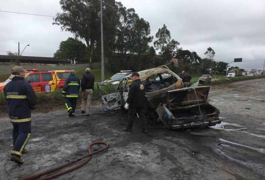 Grave acidente deixa mortos e carros incendiados