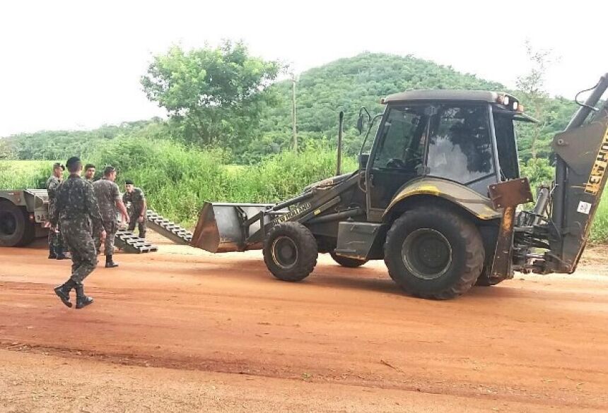 Atendendo pedido da prefeitura, Exército faz manutenção na estrada da Gruta do Lago Azul em Bonito