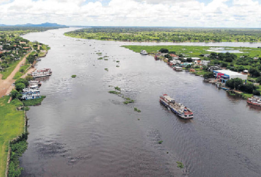 Tanto Porto Murtinho, à esquerda, quanto a Isla Margarita, no Paraguai, à direita, correm risco com nível alto do rio - Foto: Toninho Ruiz/Divulgação