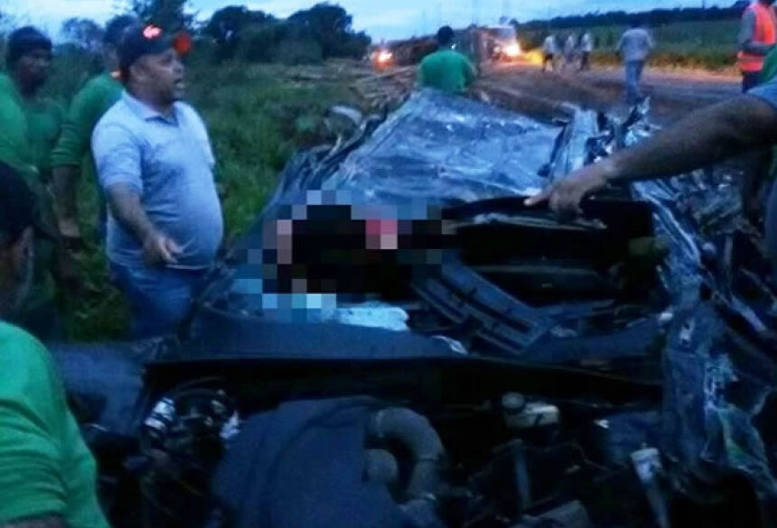 Carro ficou completamente destruído - Crédito: Divulgação/Patrulha News