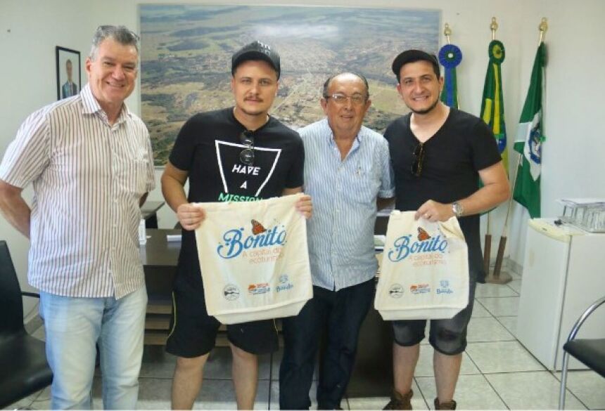 FOTO: JABUTY - Prefeito recebe dupla sertaneja gospel André e Felipe em Bonito