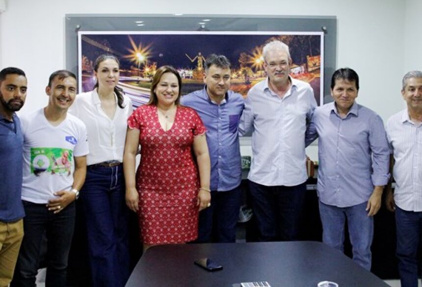 Foto de Eliel Oliveira - Geraldo Resende, prefeita Márcia e vereadores de Antônio João e Ponta Porã, em reunião na Prefeitura.