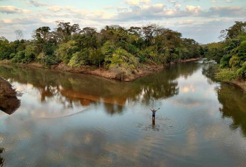 Bem em meio às águas do Rio Miranda, é possível caminhar sobre os bancos de areia que se formam sob o curso d’água - Foto: Ricardo Fernandes / Salve o Rio Miranda