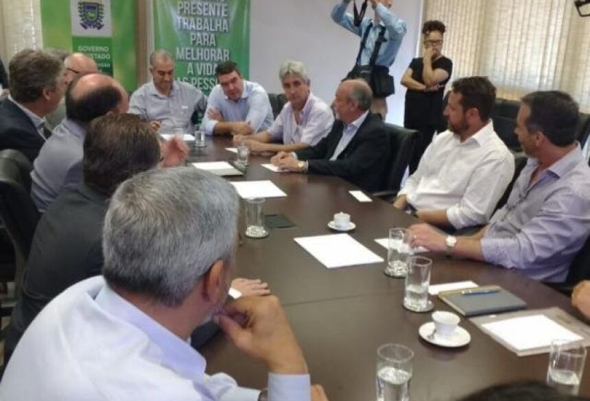 Reunião entre o governador Reinaldo Azambuja, Sinpetro, representantes das distribuidoras, Procon e OAB (Foto: Leonardo Rocha)