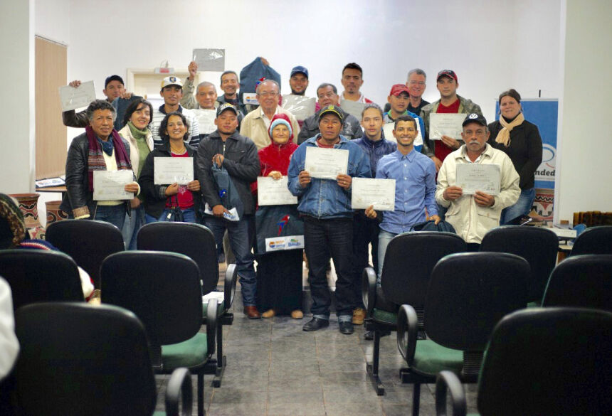 Prefeito entrega certificados de curso de bombeiro hidráulico em Bonito (MS)