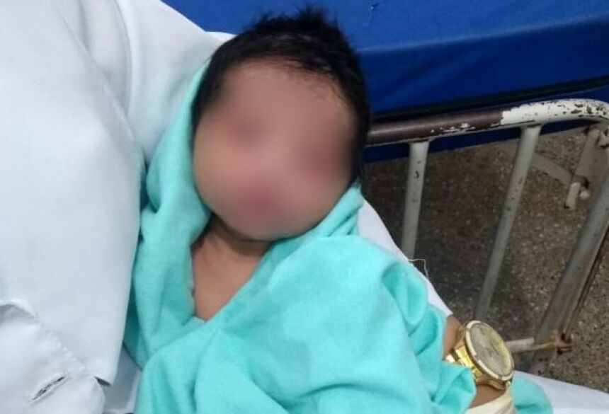 O bebê foi resgatado e encaminhado para o hospital | Foto: Reprodução
