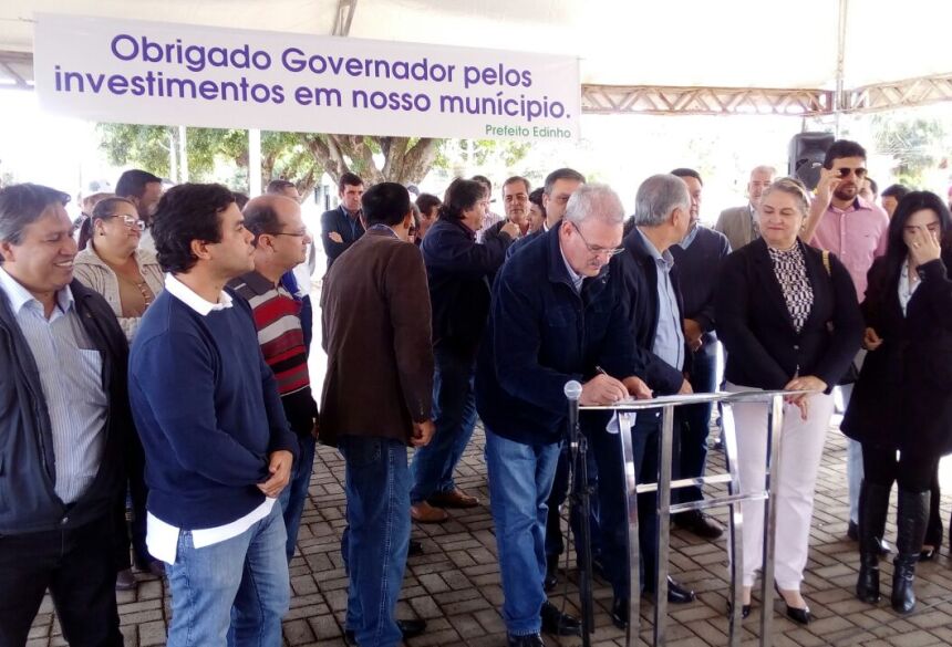 foto de Ronney Minella:  Junto com governador Reinaldo e outras autoridades, Geraldo Resende assina ordens de serviços para obras em Anaurilândia.