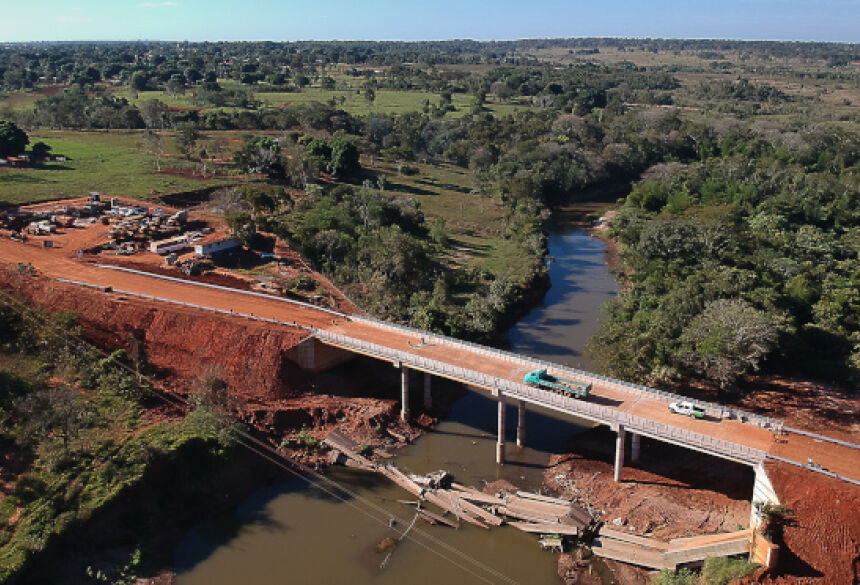 Nova ponte sobre o rio Santo Antônio: fluxo de 700 carretas no pico da colheita de grãos em Guia Lopes da Laguna.