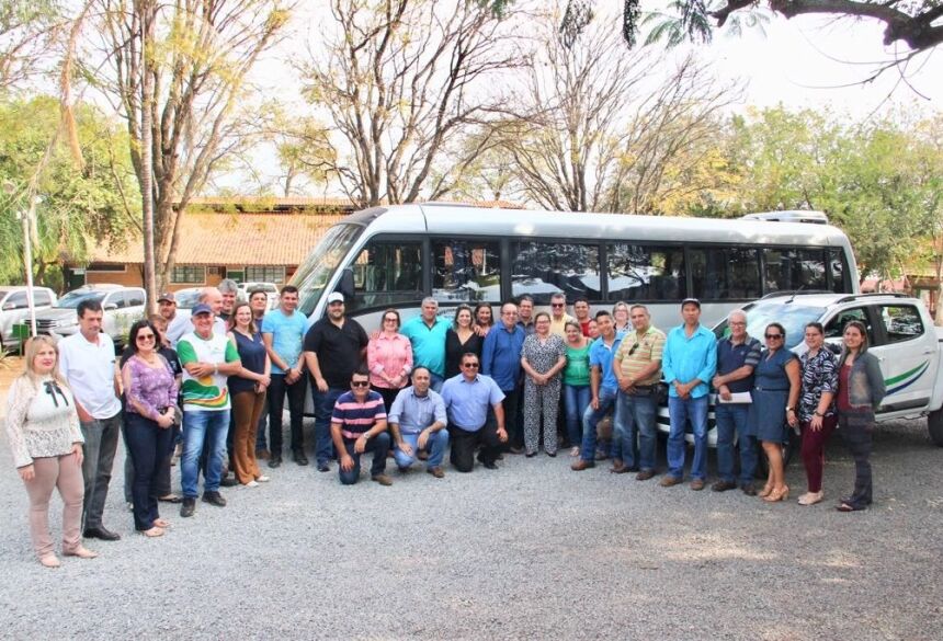 FOTO: JABUTY - Odilson entrega micro-ônibus de até 33 lugares a Saúde e caminhonete ao Turismo