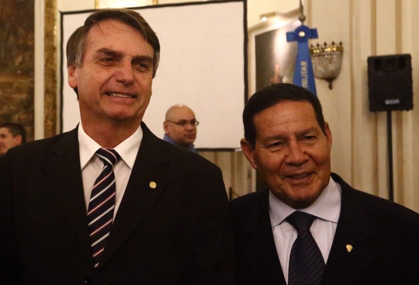 Bolsonaro ao lado do General Mourão (Foto: Fabio Motta/Estadão Conteúdo)