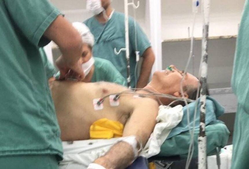 Bolsonaro é atendido após ser ferido a faca (Foto: Reprodução/Brasil Urgente)