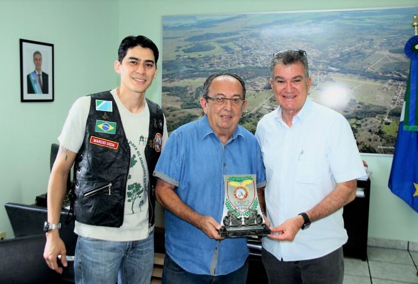 Representante do MCBDA, Marcio Ueda, prefeito Odilson Soares e secretário Augusto Mariano