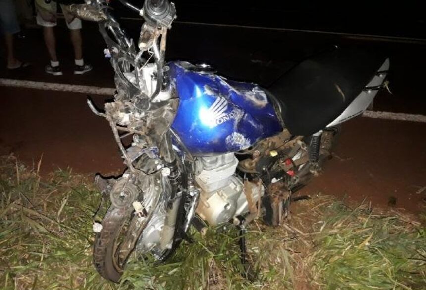 Motocicleta do casal ficou destruída após acidente (Foto: Maicon Junior e Olimar Gamarra)