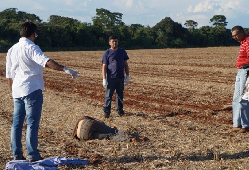Corpo de peão assassinado por gerente de fazenda Foto: Olimar Gamarra - Rio Brilhante em Tempo Real