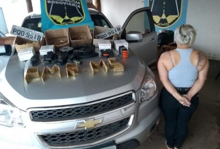 Mulher foi presa transportando arma e munições (Foto: Divulgação)