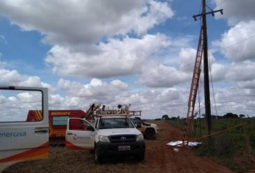 Em outubro do ano passado um eletricista de 29 anos morreu quando fazia manutenção nesta rede elétrica, em Amambai. (Fotos: A Gazetanews/Arquivo)
