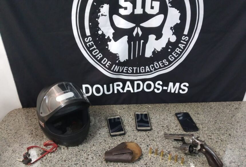 Capacete, armas e celulares dos adolescentes apreendidos — Foto: Polícia Civil/Divulgação
