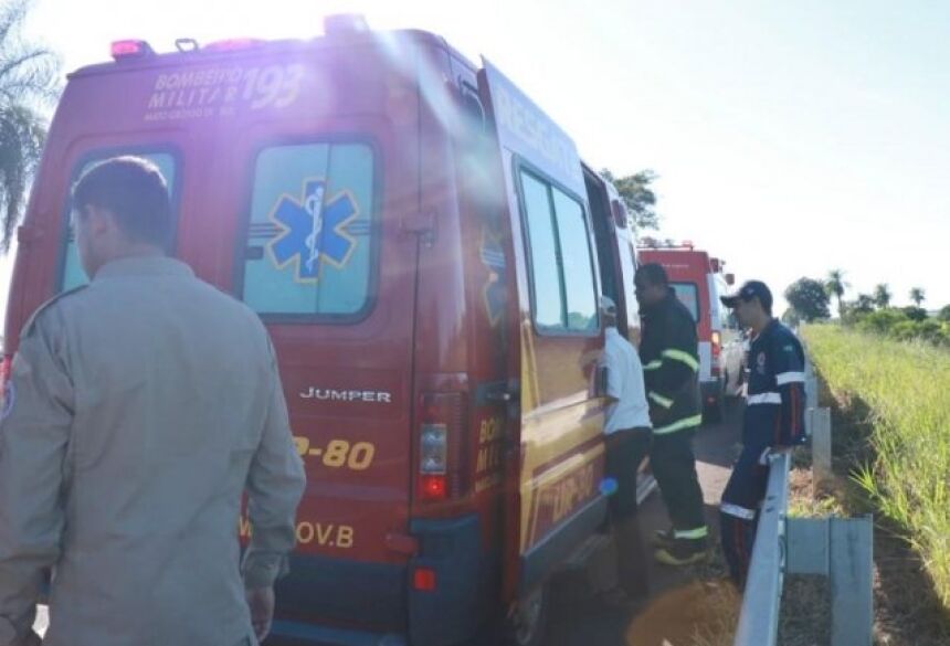 Ambulâncias paradas na entrada de Campo Grande para o resgate dos feridos (Foto: Henrique Kawaminami)