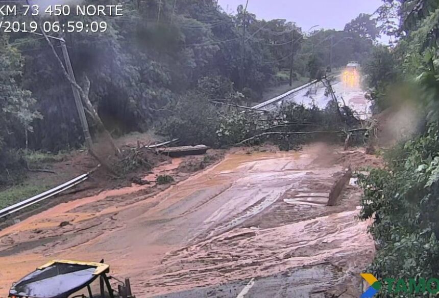 Concessionária informou que houve queda de barreira durante a madrugada, quando a rodovia já estava fechada por risco de deslizamento — Foto: Concessionária Tamoios/Divulgação