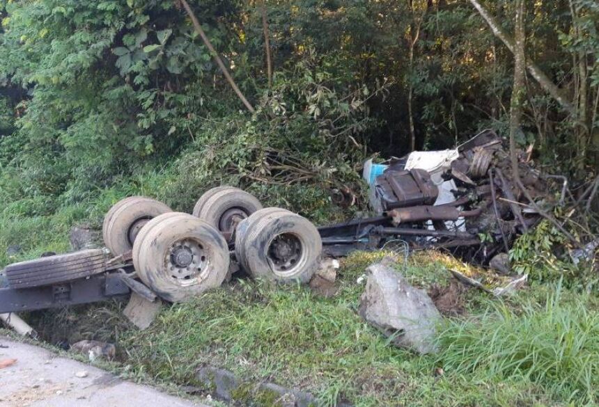 Motorista de caminhão que transportava carga perigosa morre em acidente