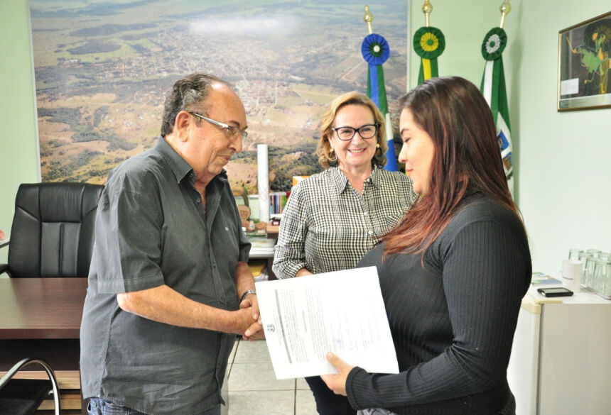 Servidora recebe as boas vindas do prefeito Odilson Soares. Foto: Jabuty