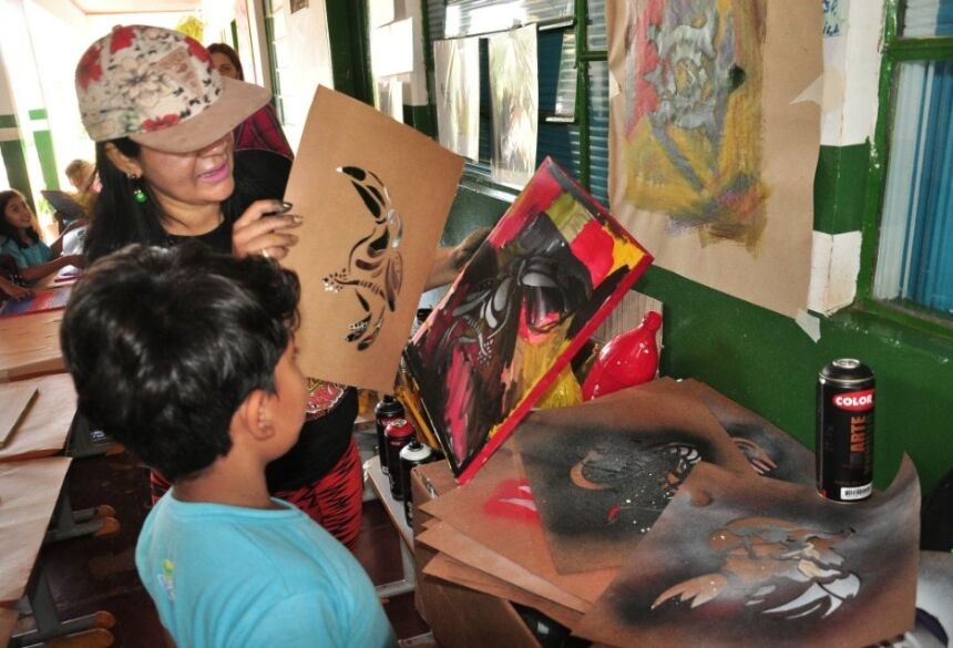 Aula de Iniciação na Arte Urbana através de uma técnica de pintura. Foto: Jabuty