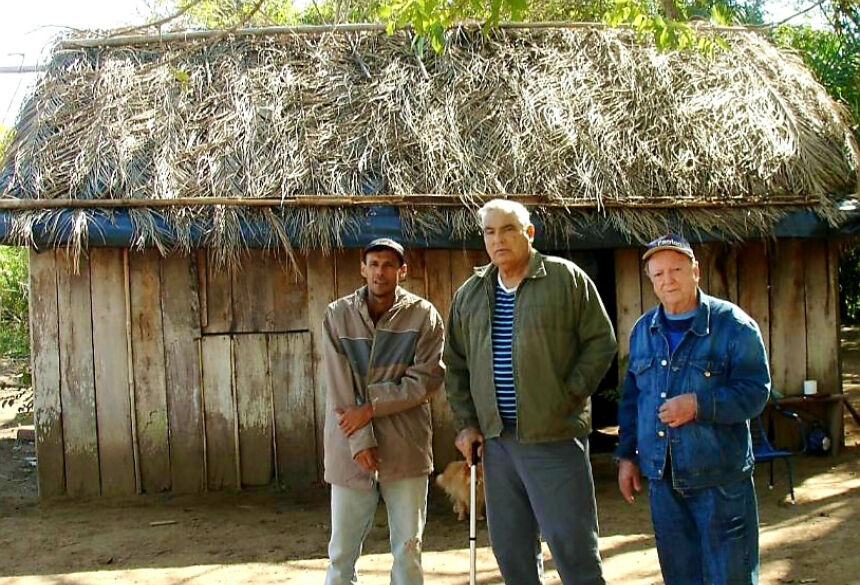 Eleotério Ovando (o Téia), Dr. Moacir Barbosa (Parque das Cachoeiras) e Professor Waldemar Martins quando Téia foi o primeiro a receber energia do Programa Rural Luz no Campo na década de 90.