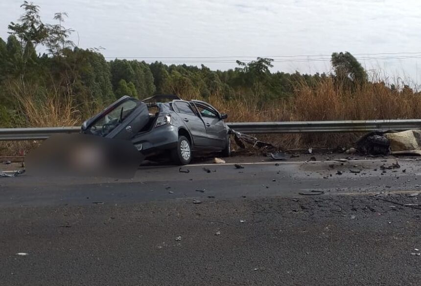 Motorista de carro morre após bater de frente com carreta na BR-158, em Paranaíba (MS). — Foto: Site Destakagora