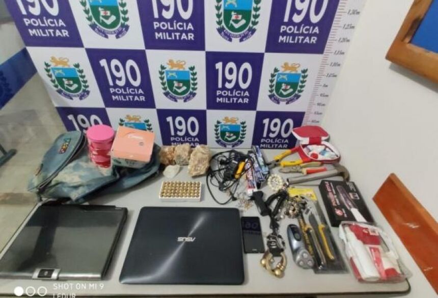 Parte dos itens apreendidos com grupo suspeito de furtar casa de prefeito, no interior (Foto: Divulgação/Polícia Militar)