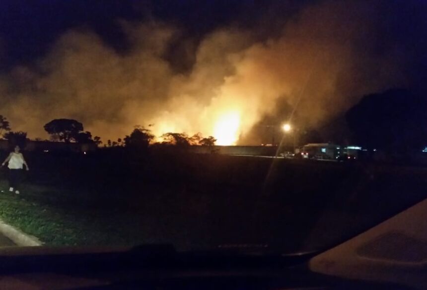 Incêndio de grandes proporções é visto de longe - Foto: Foto: WhatsApp / Correio do Estado