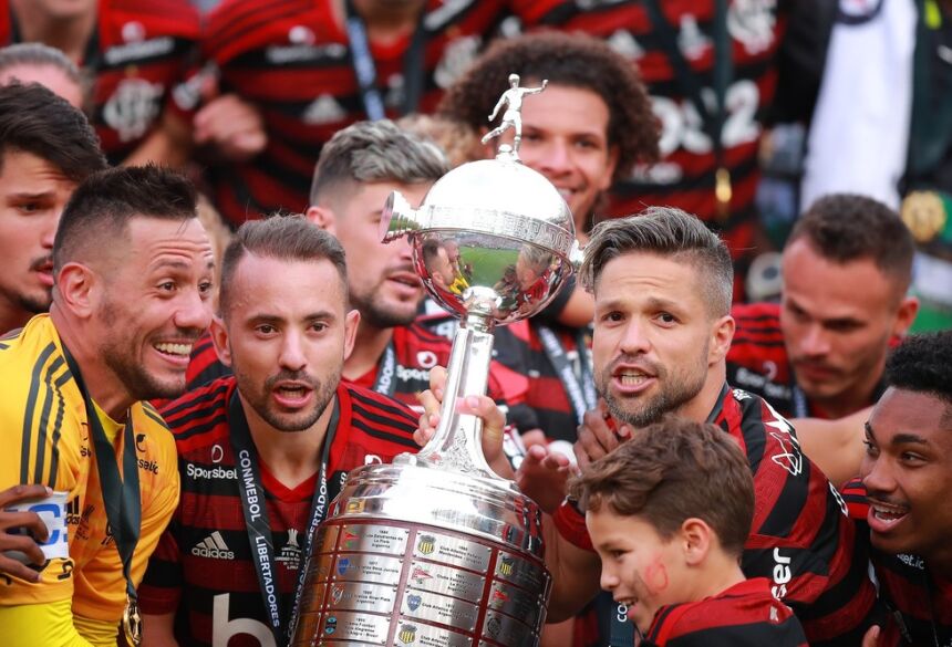Jogadores do Flamengo recebem a taça da Libertadores — Foto: Getty Images