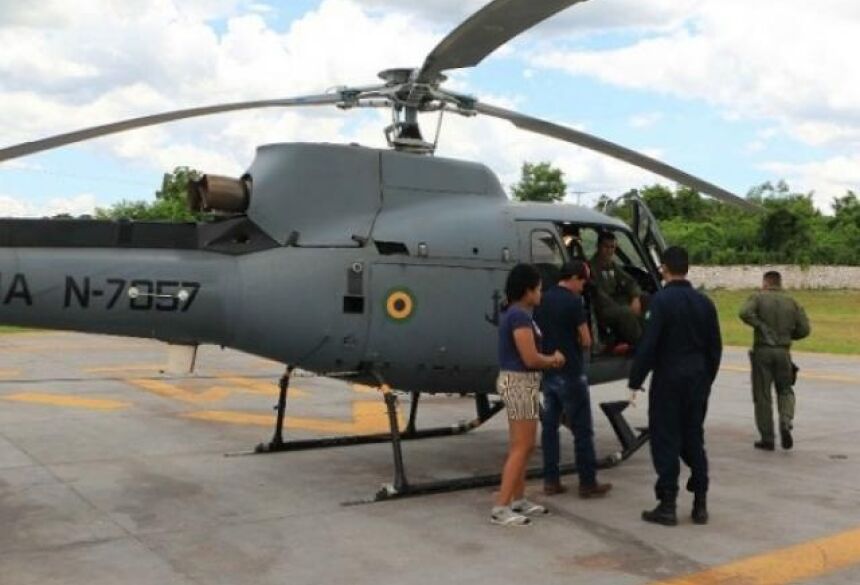 Helicóptero utilizado para resgate do jovem picado por cobra (Foto: Divulgação/Diário Corumbaense)