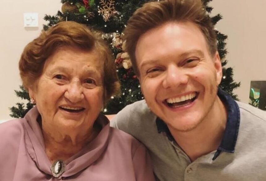 O cantor Michel Teló sorridente ao lado da avó, Doralice Joana Dalle Grave. (Foto: Divulgação)