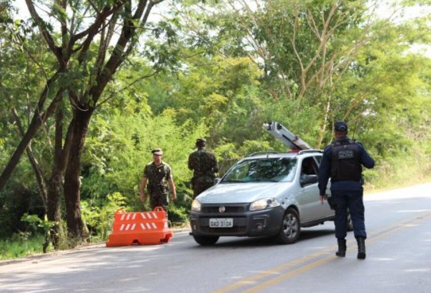Contra o coronavírus, PM e Exército fazem operação e ‘fecham’ entrada que dá acesso a Bonito (MS)