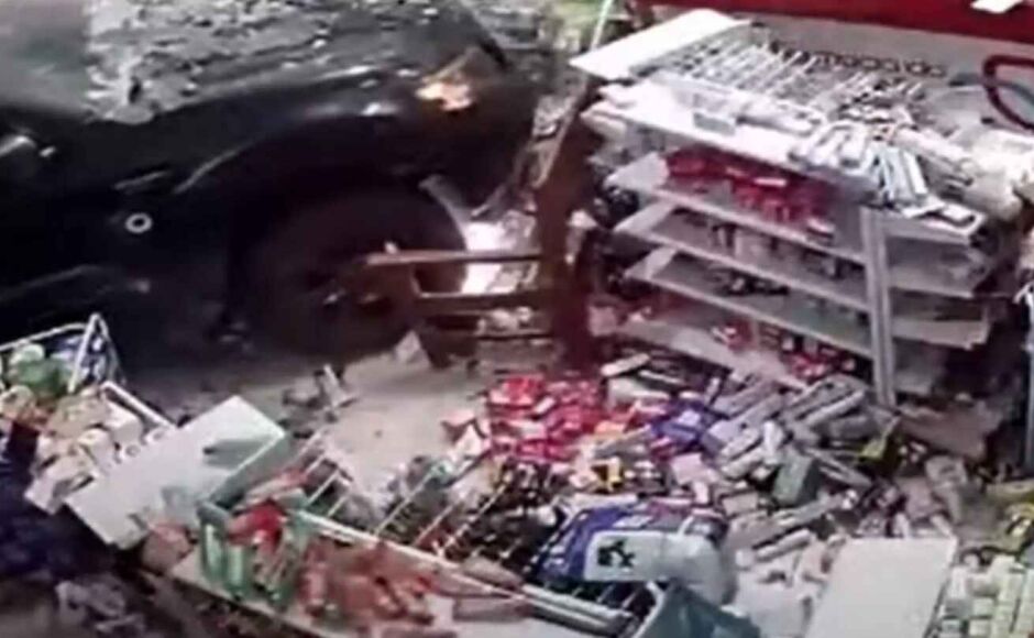 VÍDEO: Turista perde controle da caminhonete e invade farmácia no Centro de Bonito